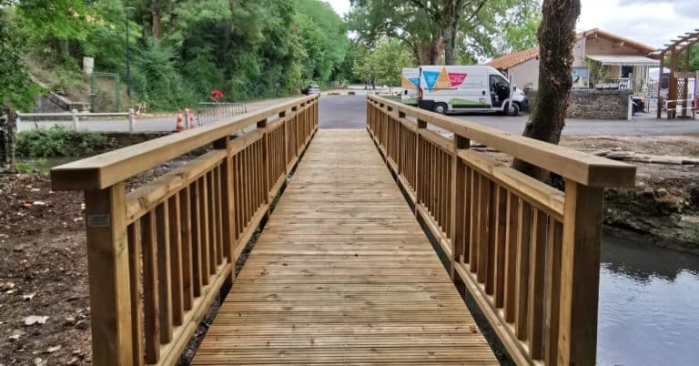 Passerelle avec garde-corps à barreaudage vertical - Vivonne (86)