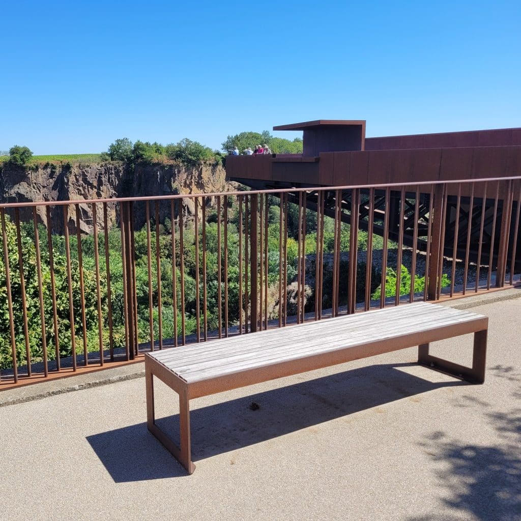 banc en bois et métal effet rouille