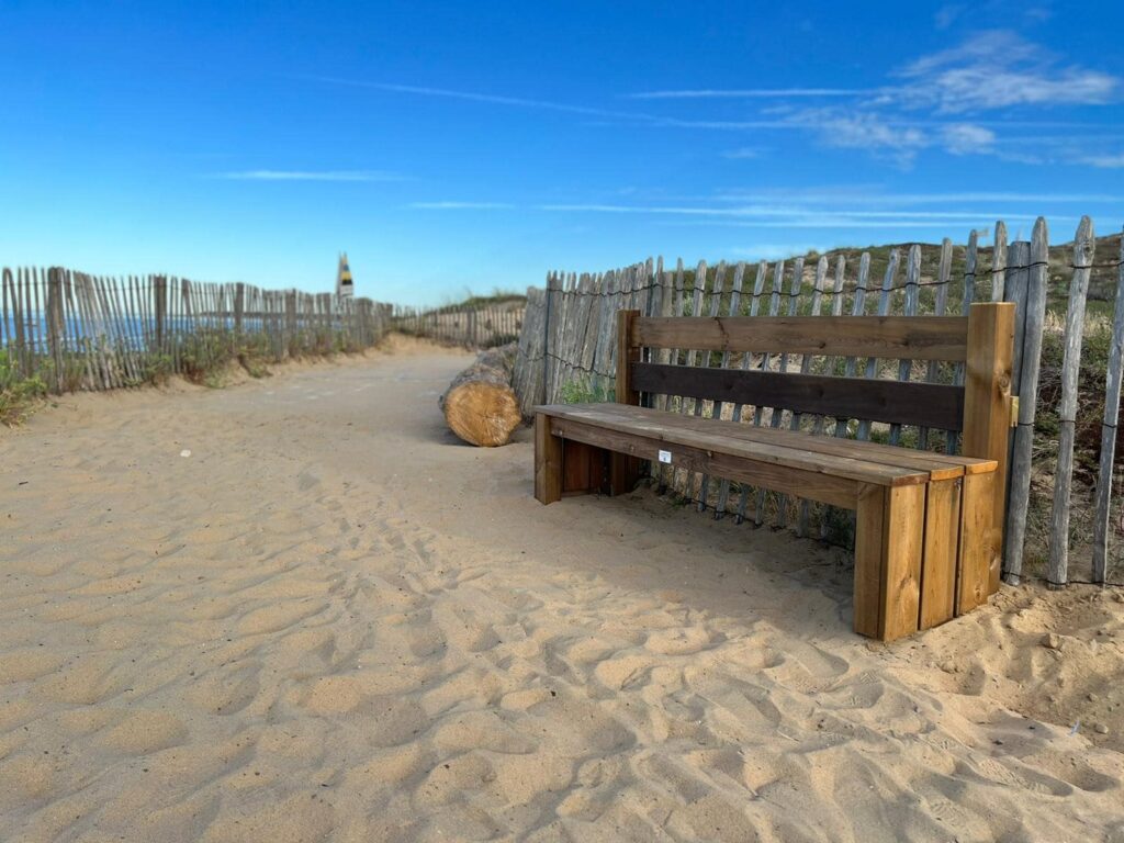 Bancs avec dossier à la Plage du Rocher