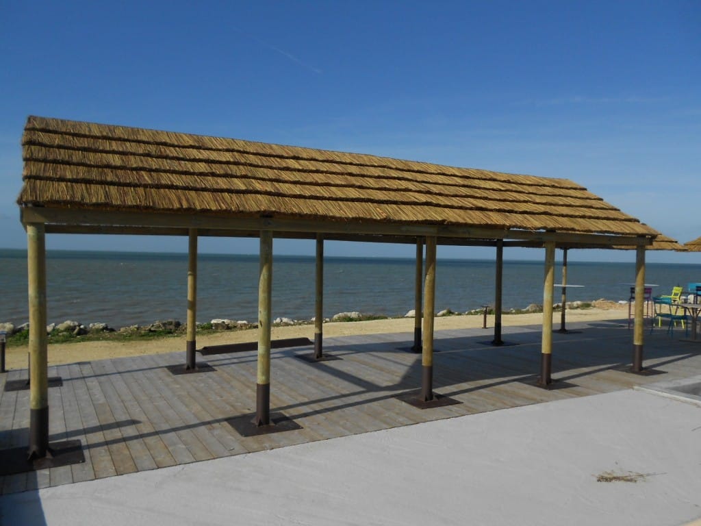 abri deux pentes, parasols et Tiki-Hut