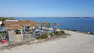 abri deux pentes, parasols et Tiki-Hut