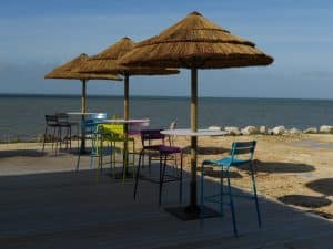 abri deux pentes, parasols et Tiki-Hut