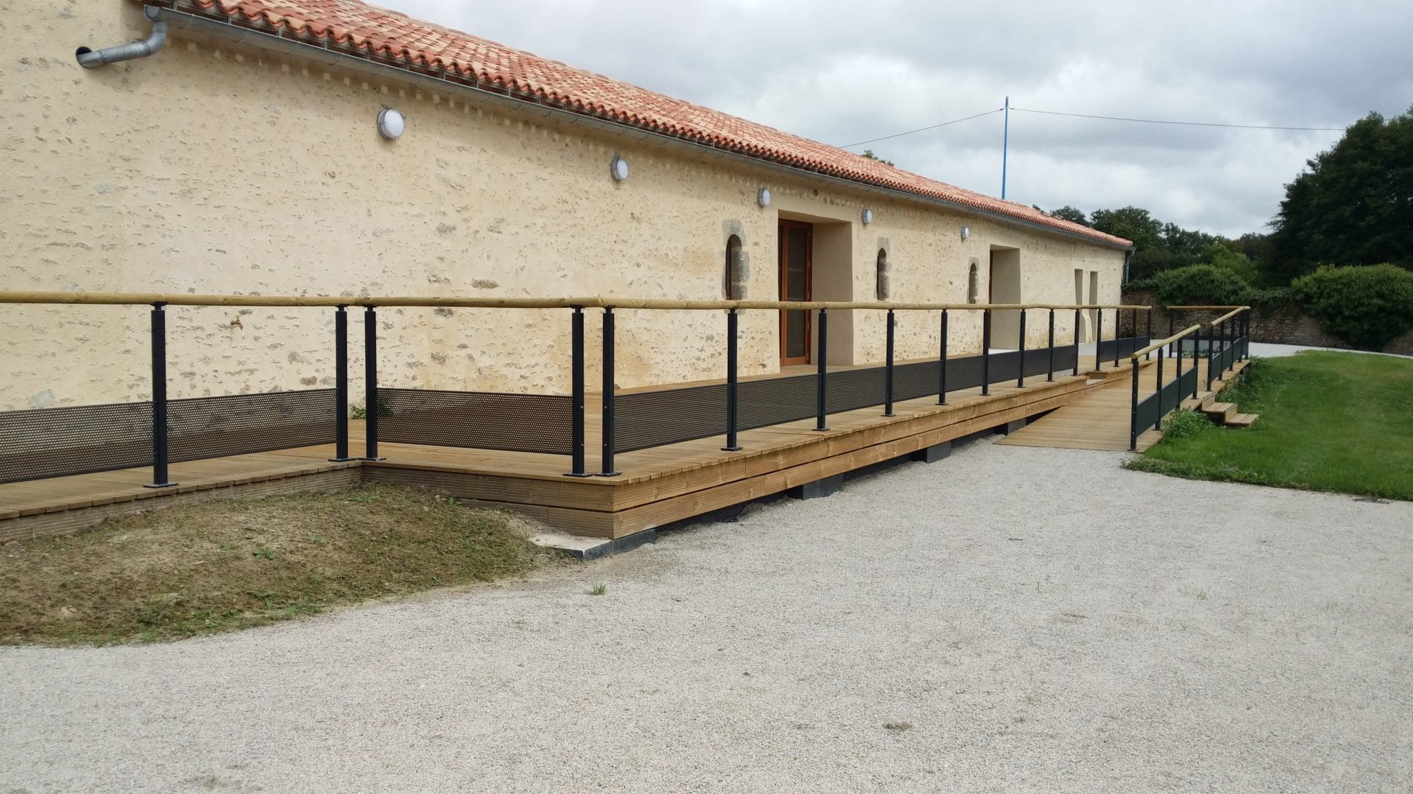 Terrasse et rampe d'accès PMR en bois - Aménagements Beaupuy - Mouilleron Le Captif (85)