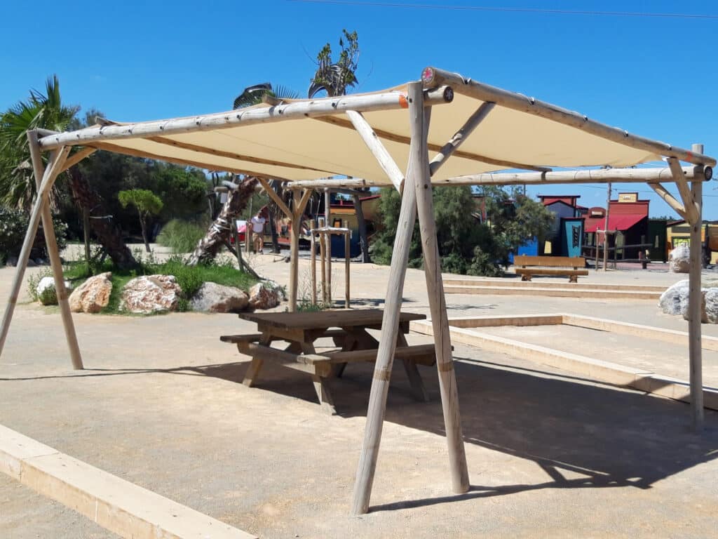 Pergola ODYSSÉE en eucalyptus et toile d'ombrage