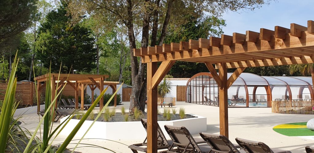 Pergolas en bois sur-mesure pour aménagement autour d'une piscine