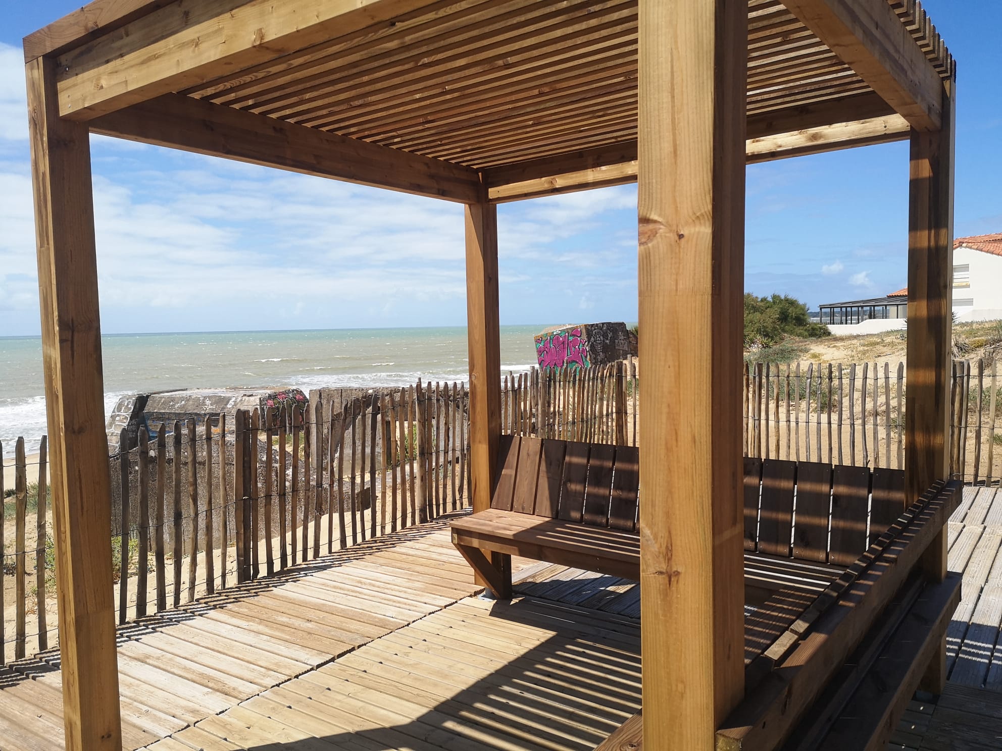 Pergolas et bancs – Longeville Sur Mer (85)