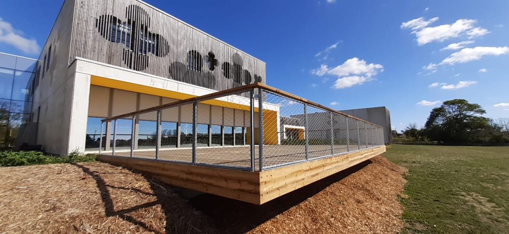 Terrasse bois avec insert antidérapant - mairie d'Olonne