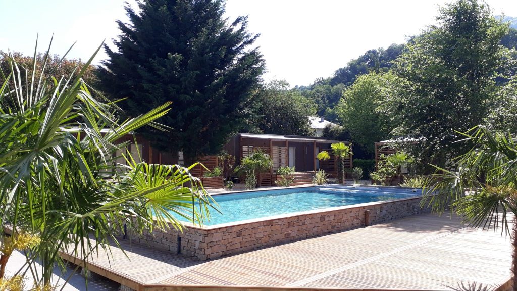 Terrasse bois en entourage de piscine