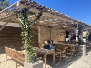 Agencement sur-mesure d'une terrasse de restaurant avec une pergola en eucalyptus