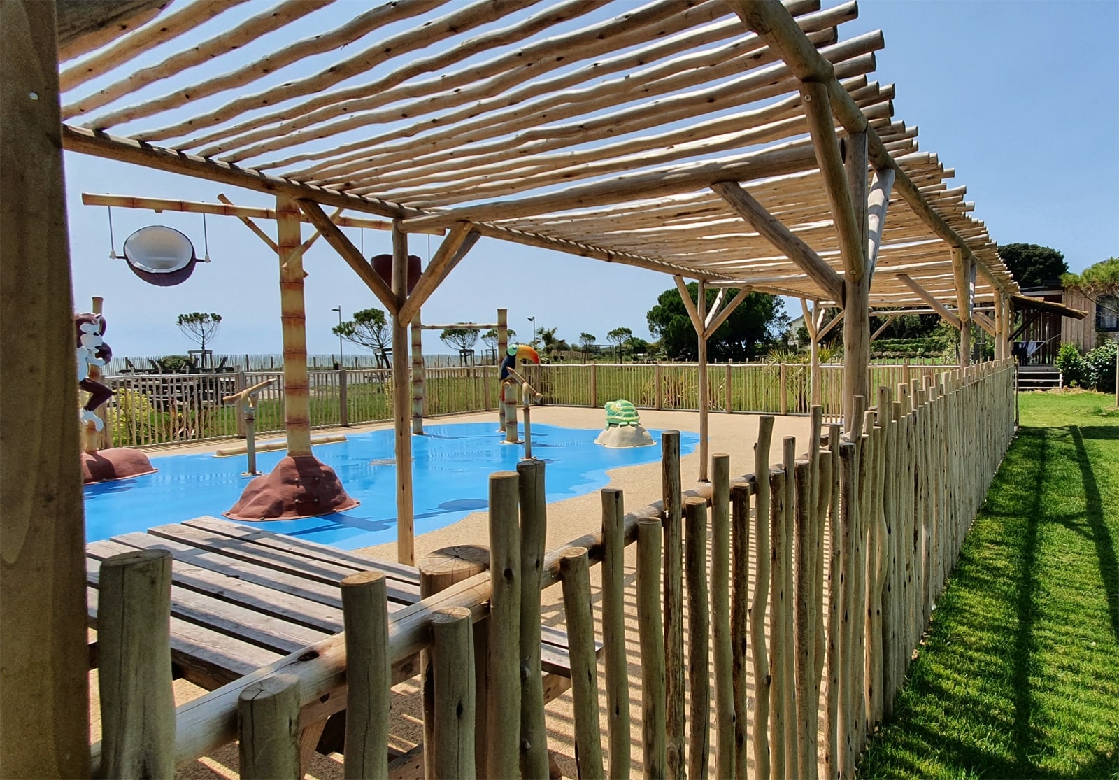 pergola et clôtures en eucalyptus