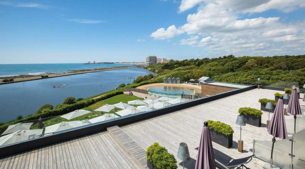 Terrasses bois - aménagement piscine naturelle - Hôtel Mercure - les Sables d'Olonne (85)