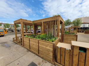 Photo ensemble pergolas esprit guinguette avec plantations - place du marché Le Vésinet