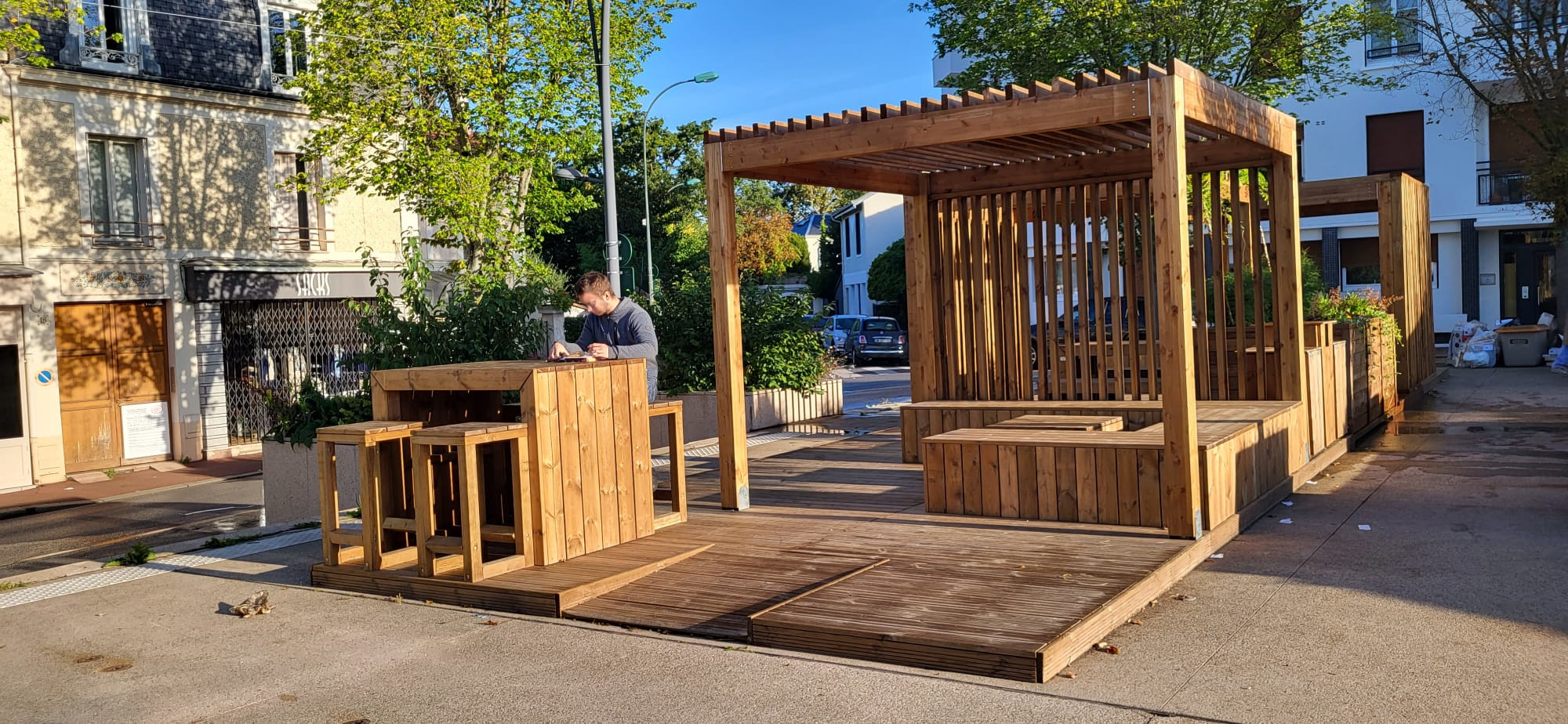 Photo ensemble pergolas esprit guinguette avec plantations - Le Vésinet