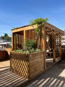 Photo ensemble pergolas esprit guinguette avec plantations - place du marché Le Vésinet