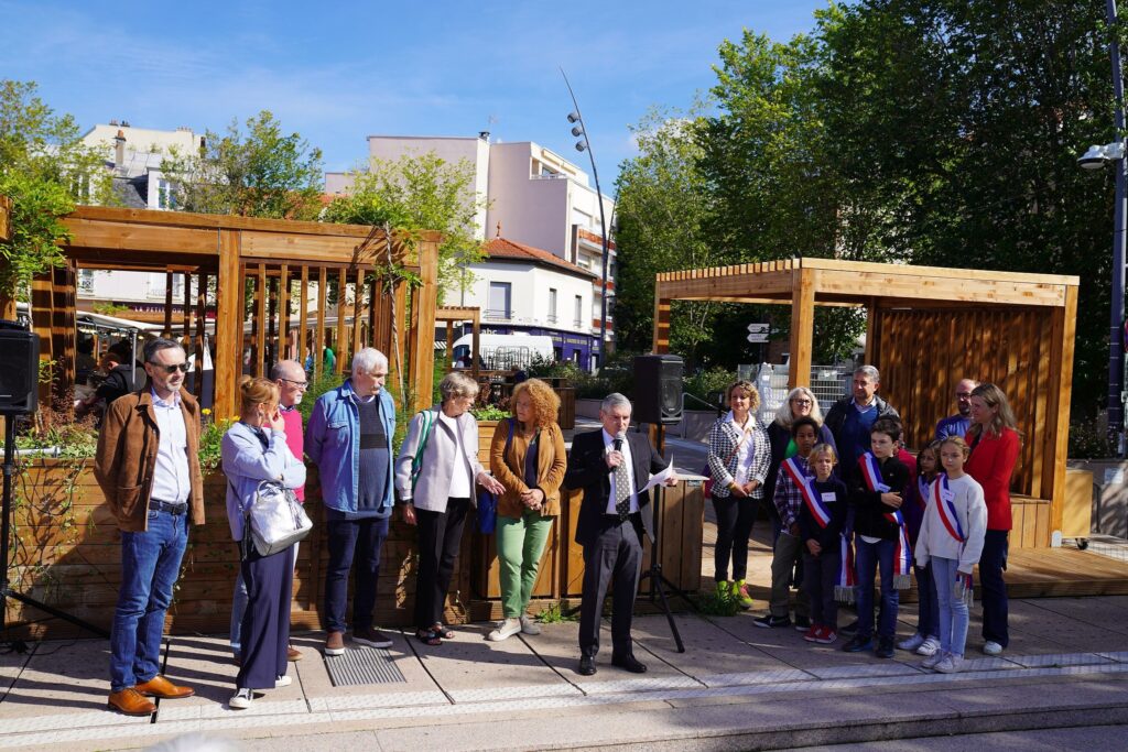 Photo ensemble pergolas esprit guinguette avec plantations - place du marché Le Vésinet