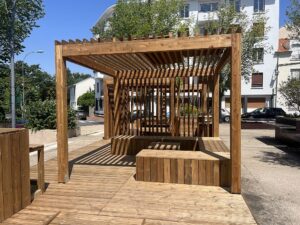 Photo ensemble pergolas esprit guinguette avec plantations - place du marché Le Vésinet