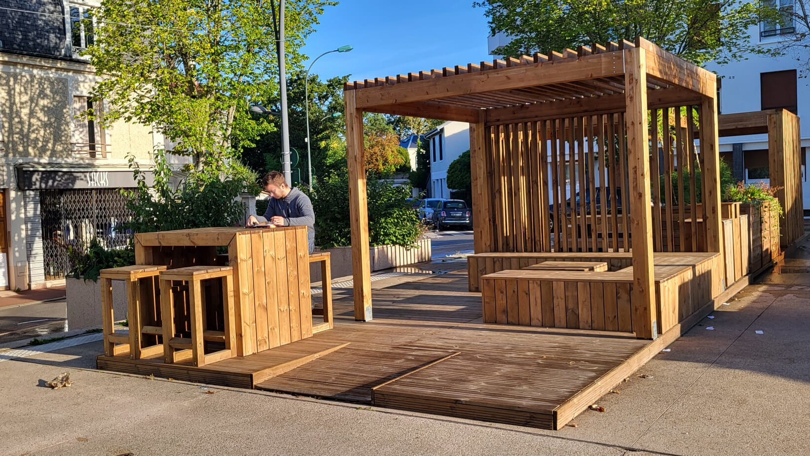 Photo ensemble pergolas esprit guinguette avec plantations - Le Vésinet